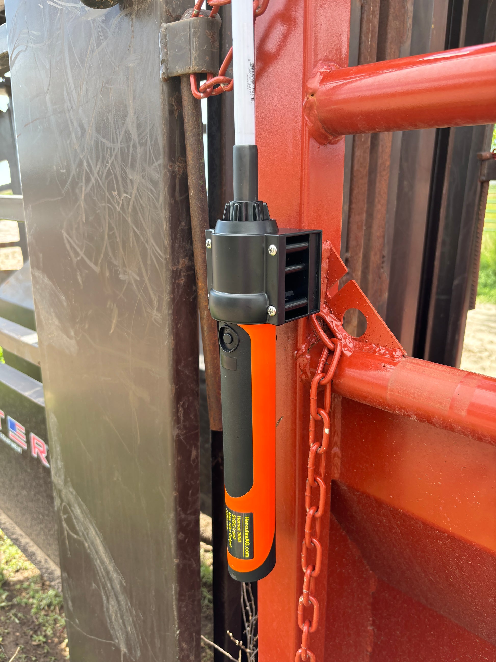 Hornet Magnet on Pipe chute